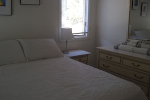 2 bedrooms, desk, iron/ironing board, free WiFi - Cute Beachfront Guest Unit on Lake (Saugatuck)