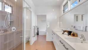 Shower, free toiletries, hair dryer, towels - Costa del Sol - Beachfront Lennox Head (Lennox Head)