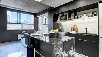 Een koelkast, een magnetron, een oven, een kookplaat