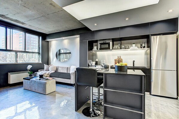 Interior - Modern Apartment with All Amenities (Montréal)