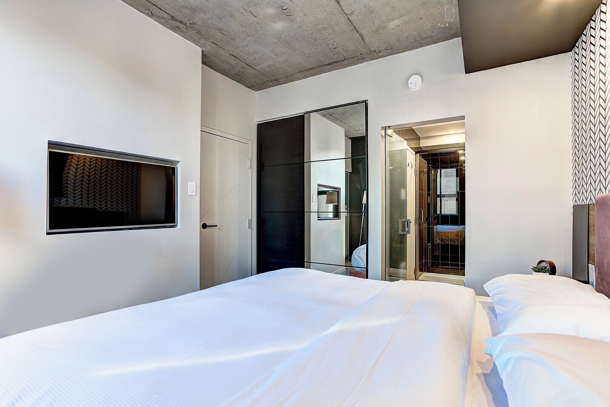 1 chambre, matelas mémoire de forme, fer et planche à repasser