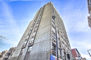 Exterior - Modern Apartment with All Amenities (Montréal)