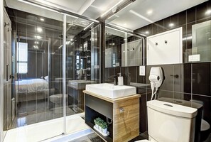 Shower, rainfall showerhead, hair dryer, towels - Modern Apartment with All Amenities (Montréal)