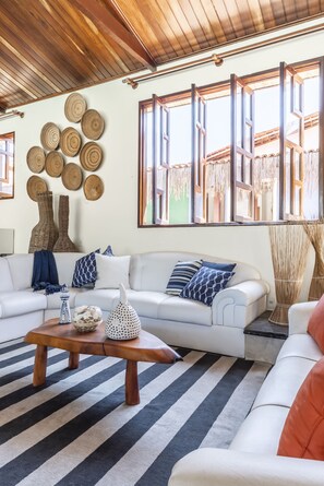 Televisie, een tafeltennistafel, een stereo en een kantoor