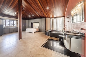 8 bedrooms, WiFi, bed sheets, wheelchair access - Charming Mansion of high standard!  (Barra de São Miguel)