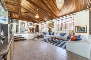 TV, ping pong, stereo, offices - Charming Mansion of high standard!  (Barra de São Miguel)