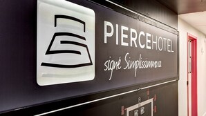 Un letrero del Hotel Pierce con un logotipo y la dirección del sitio web.