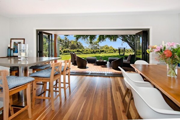 Outdoor dining - Ferncrest - Nestled in the Hinterland at Fernleigh (Fernleigh)