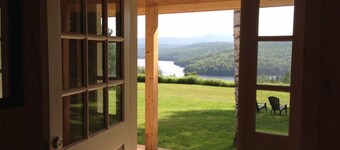 Lac unique et vues, bain à remous et sauna.  Près du Mont Neige