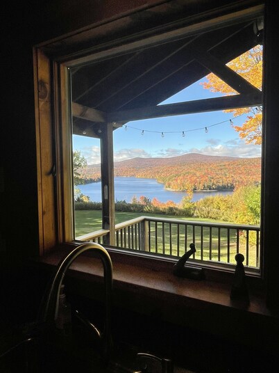 Amazing lake views & access,HotTub & sauna, quality game Rm.  190-5 star Reviews