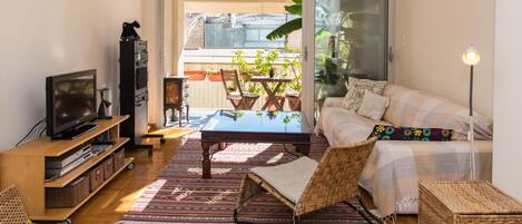 電視、DVD 播放機、書籍、音樂庫