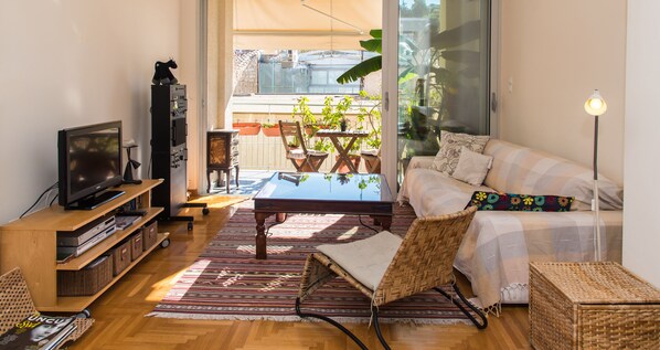 TV, DVD player, books, music library - Beautiful apartment viewing Acropolis, at the heart of the historical center (Athina)