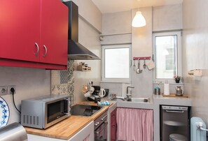 Fridge, microwave, oven, dishwasher - Beautiful apartment viewing Acropolis, at the heart of the historical center (Athina)