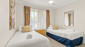 3 slaapkamers, een strijkplank/strijkijzer, gratis wifi, beddengoed