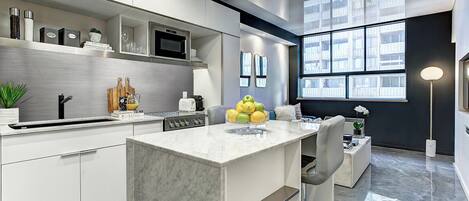 Réfrigérateur, four à micro-ondes, un four, surface de cuisson