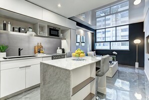 Réfrigérateur, four à micro-ondes, un four, surface de cuisson