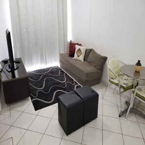 Smart TV, DVD player, mesa de pingue-pongue