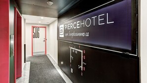 Un corridoio con un cartello per l'Hotel Pierce e una porta con la scritta 506.