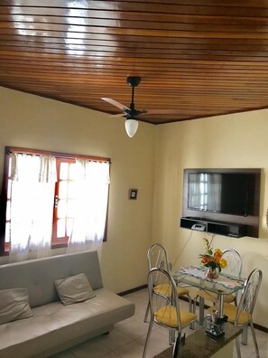 TV - Studio apartment located in the center of Arraial do Cabo. Suitable for 4 adults. (Praia dos Anjos)
