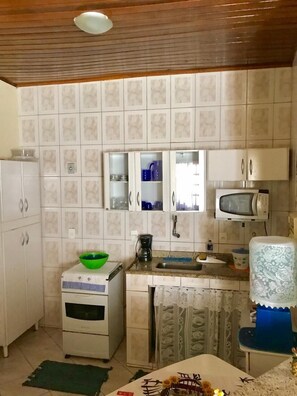 Fridge, microwave, oven, stovetop - Kitnete Located in the center of Arraial do Cabo Aptos for 4 adults (Praia dos Anjos)
