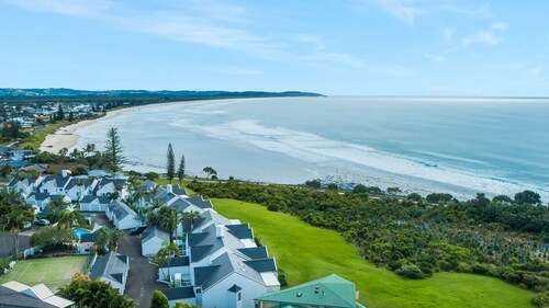 Quarterdeck 18 - Beachfront Apartment