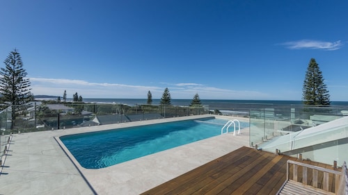 Wintersview 2 - Beachfront Apartment with Rooftop Pool