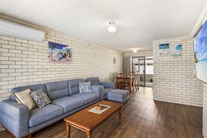 TV - Kenway Lodge - Convenience at Your Fingertips & Wifi (Ballina)