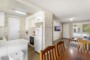 Microwave, stovetop, dishwasher - Kenway Lodge - Convenience at Your Fingertips & Wifi (Ballina)