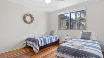 3 Schlafzimmer, Bügeleisen/Bügelbrett, Bettwäsche