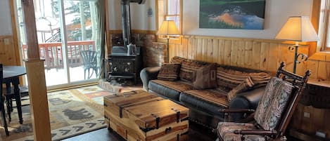 Fernseher, Kamin, DVD-Player, Bücher
