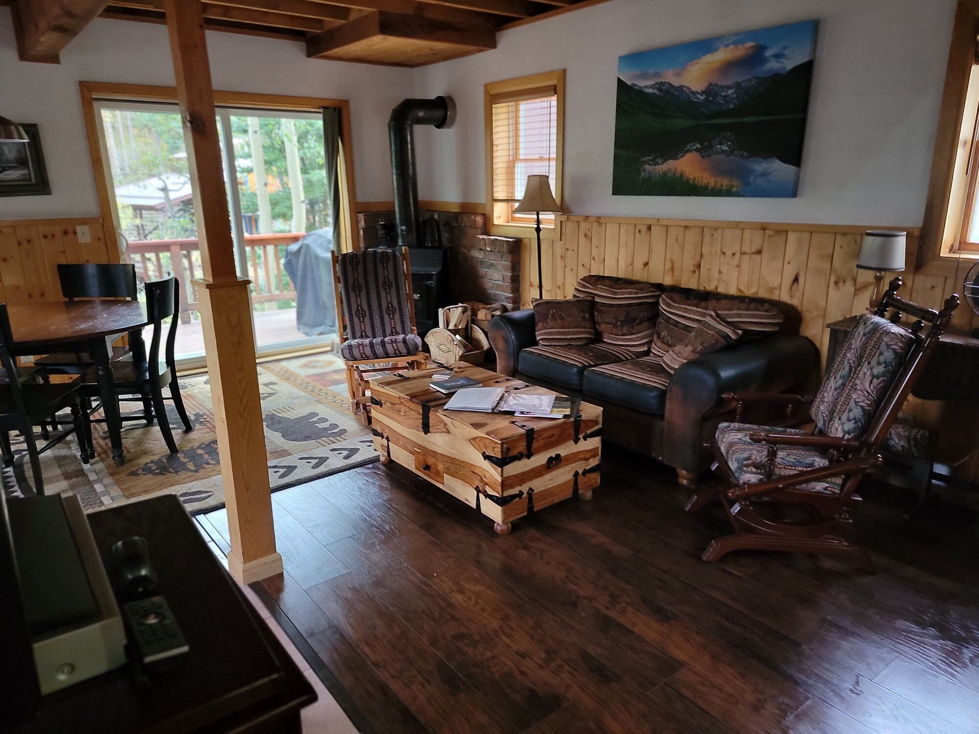 Télévision, cheminée, lecteur de DVD, livres