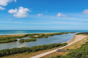 Plage, chaises longues, serviettes de plage