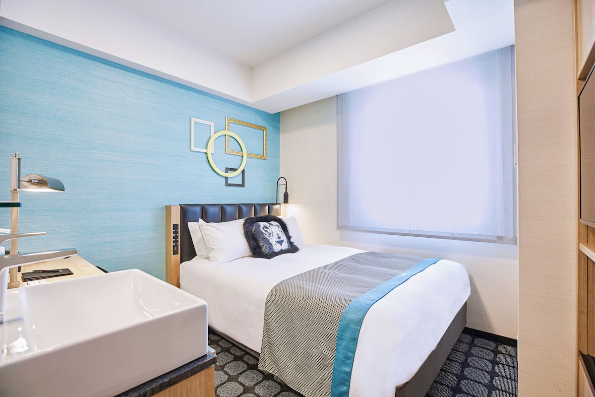 Safe på rommet, blendingsgardiner, lydisolert og strykejern/-brett