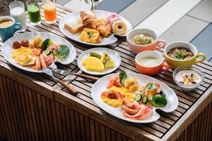 每日供應自助早餐 (費用另計)