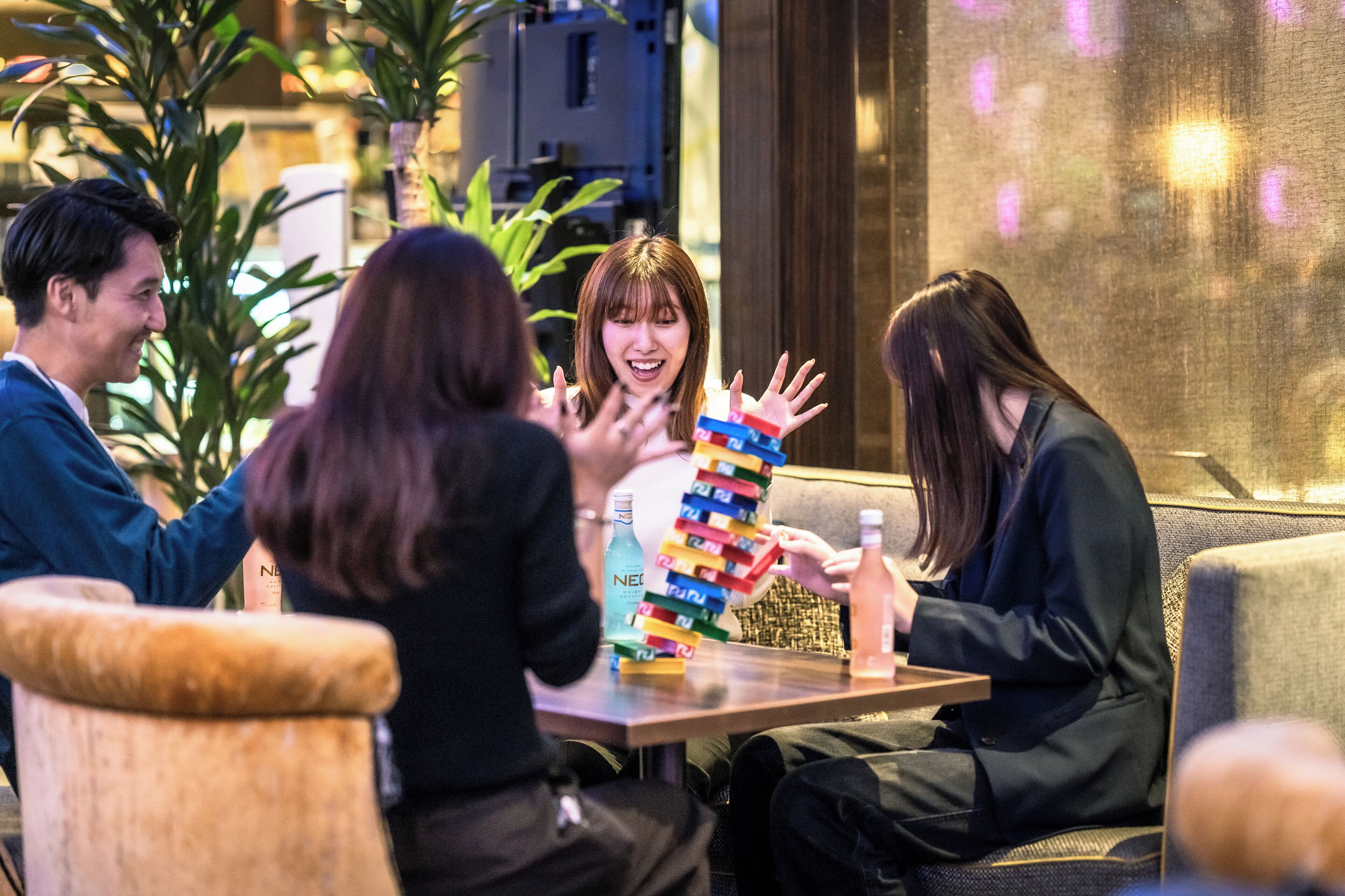 serves breakfast and lunch