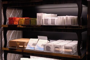 Verschillende verpakte producten staan op planken.