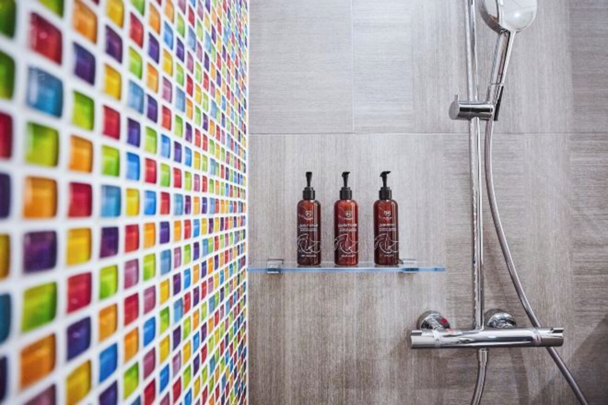 Kostenlose Toilettenartikel, Haartrockner, Hausschuhe, Bidet
