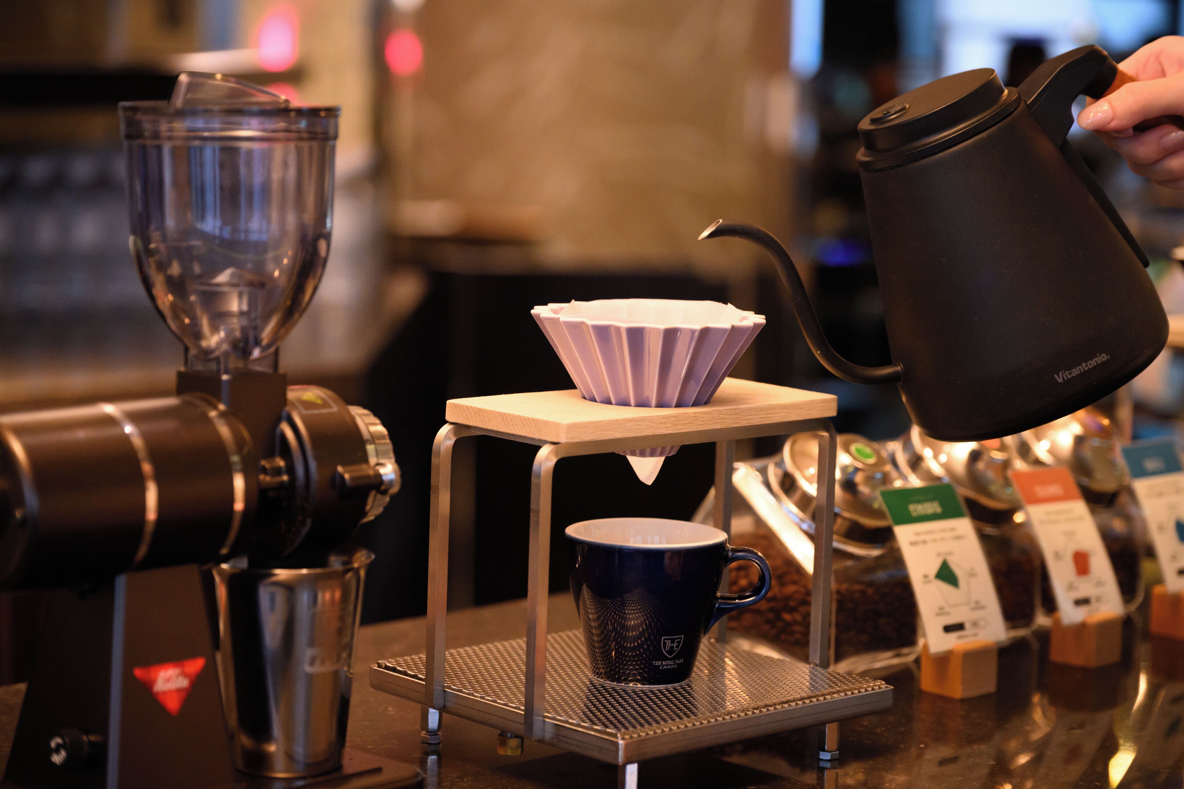 Una màquina de cafè amb espumador de llet i molinell.