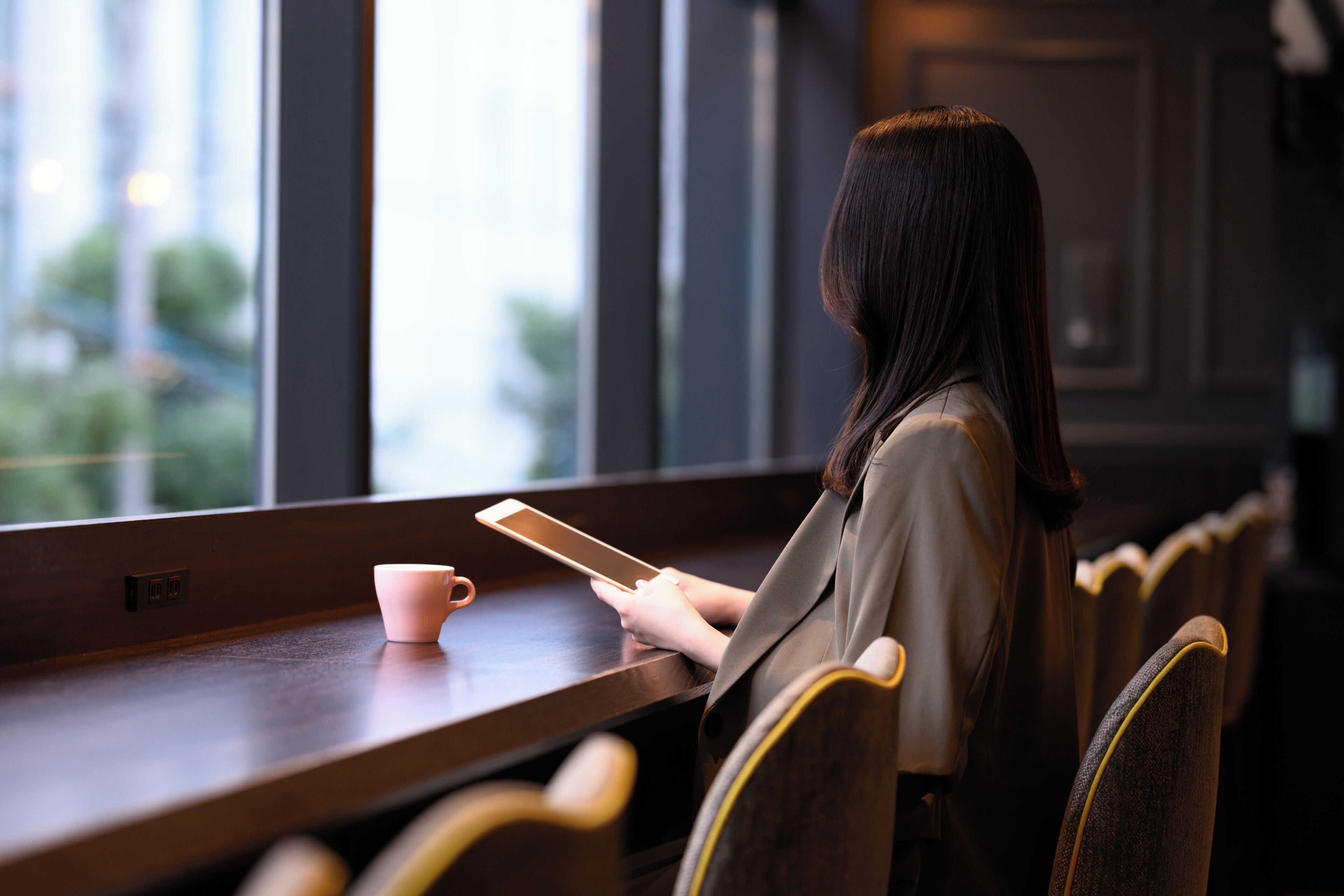 serves breakfast and lunch