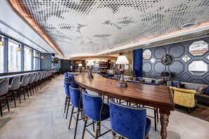 Serve café da manhã e almoço 