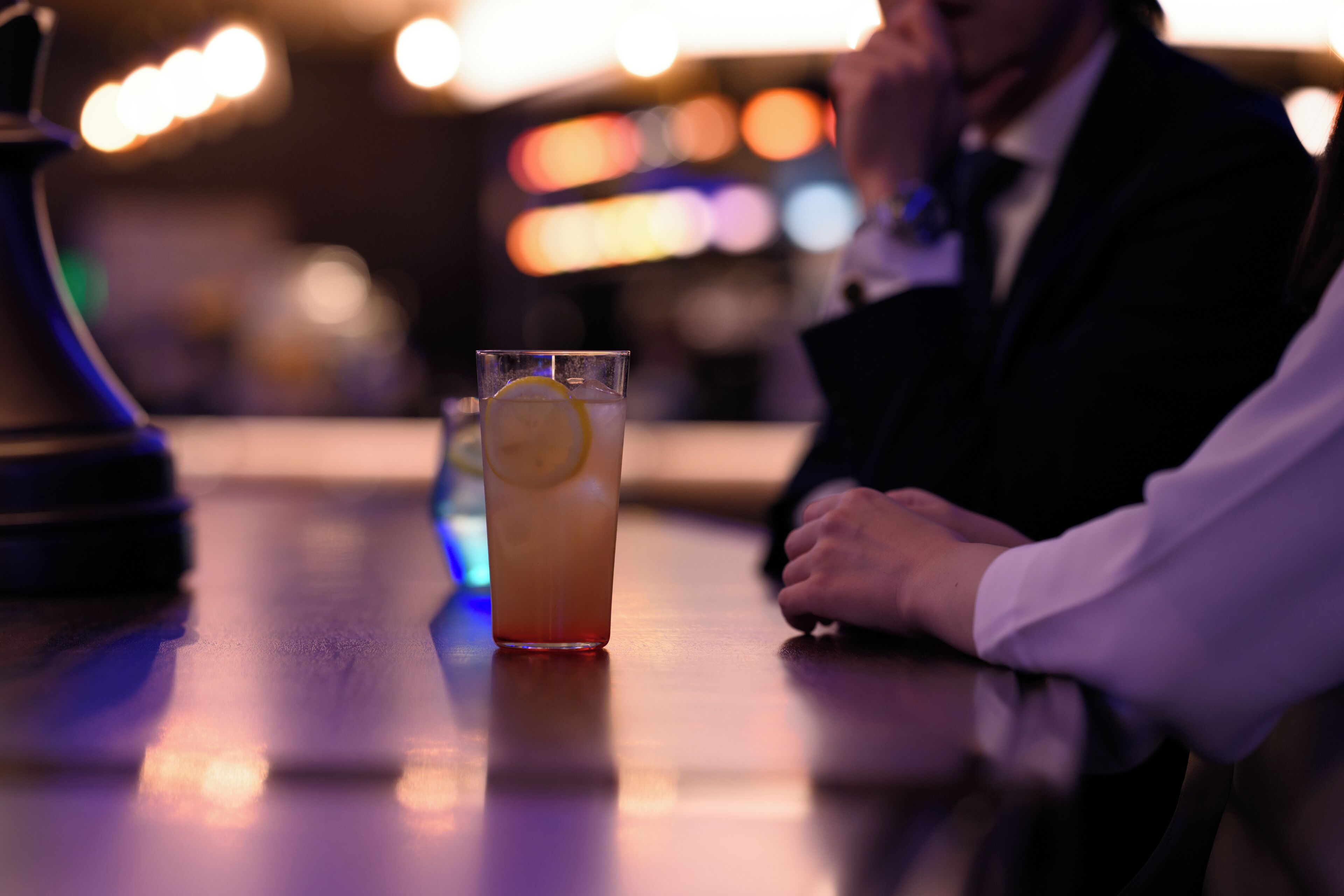 Un bancone da bar con un bicchiere di bevanda.