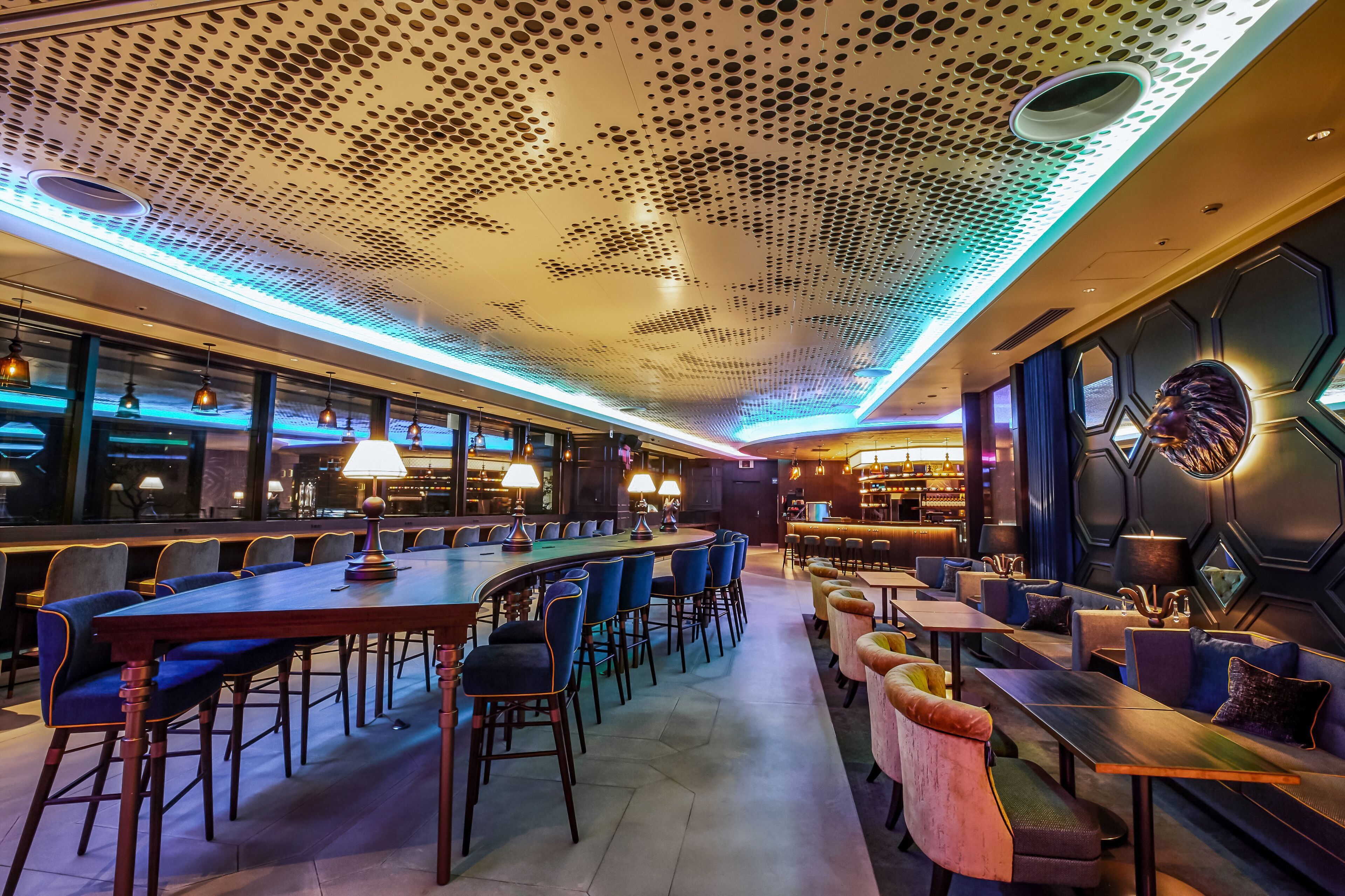 serves breakfast and lunch