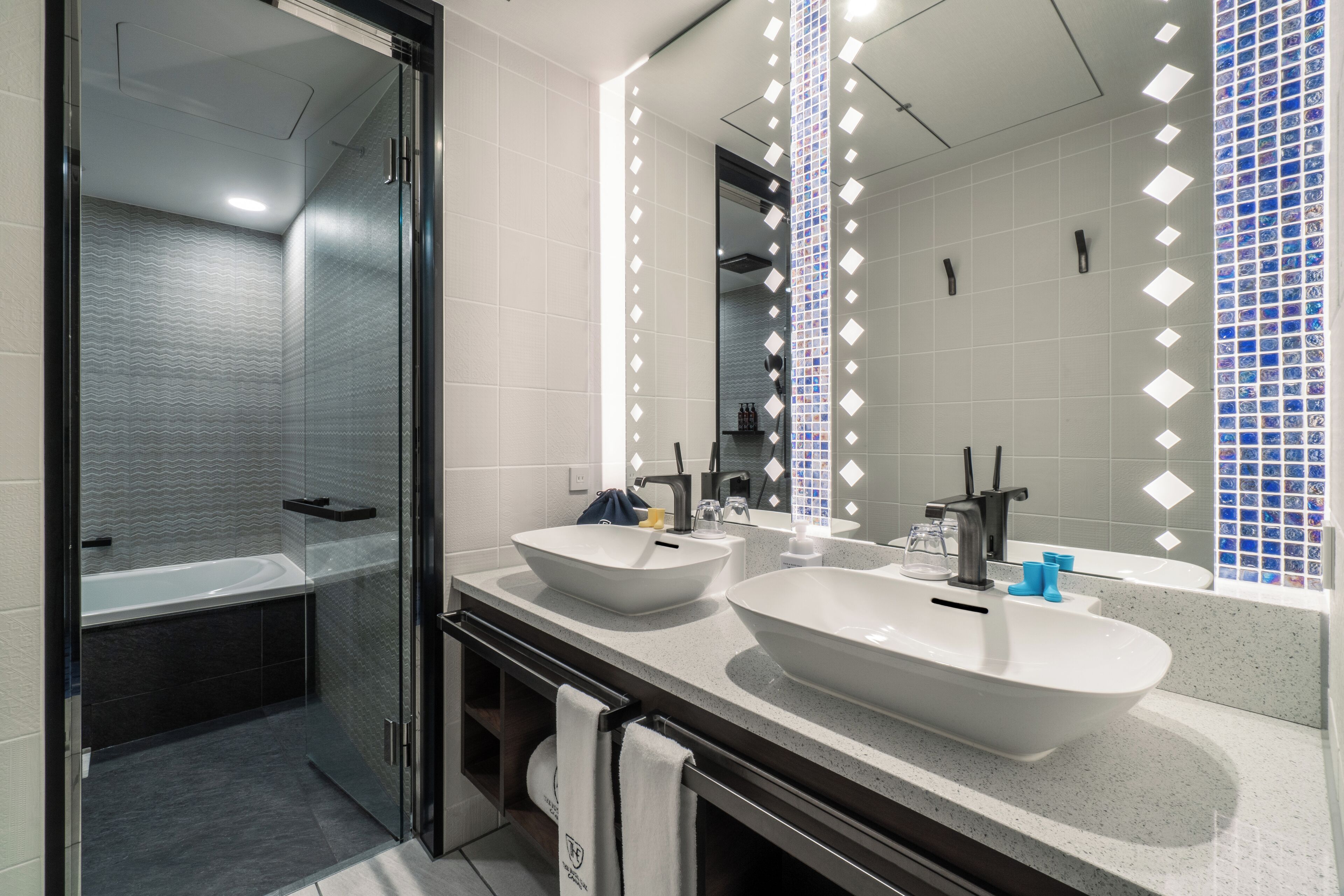 suite, non smoking | bathroom | free toiletries, hair dryer, slippers, electronic bidet