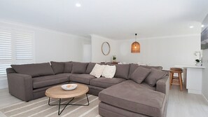 Unclassified image, 3 of 11, button - Kay s Hideaway - Stylish Downtown Getaway (Lennox Head)