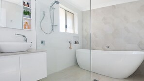 Unclassified image, 3 of 11, button - Kay s Hideaway - Stylish Downtown Getaway (Lennox Head)