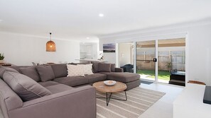 Unclassified image, 2 of 11, button - Kay s Hideaway - Stylish Downtown Getaway (Lennox Head)