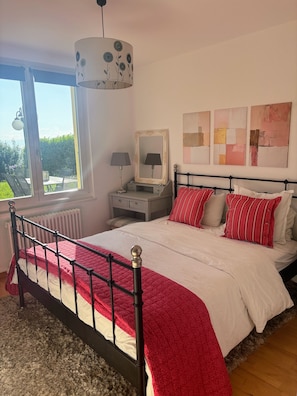 3 bedrooms, desk, iron/ironing board, travel crib