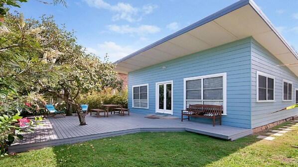 Outdoor dining - My Blue Heaven - Pet Friendly - Restored 1940's Home Opposite the Beach Pet Friendly (Lennox Head)