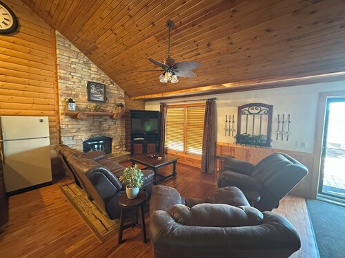 Apple Canyon Lake, Game Room, Hot Tub