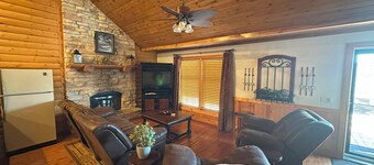 Apple Canyon Lake, Game Room, Hot Tub